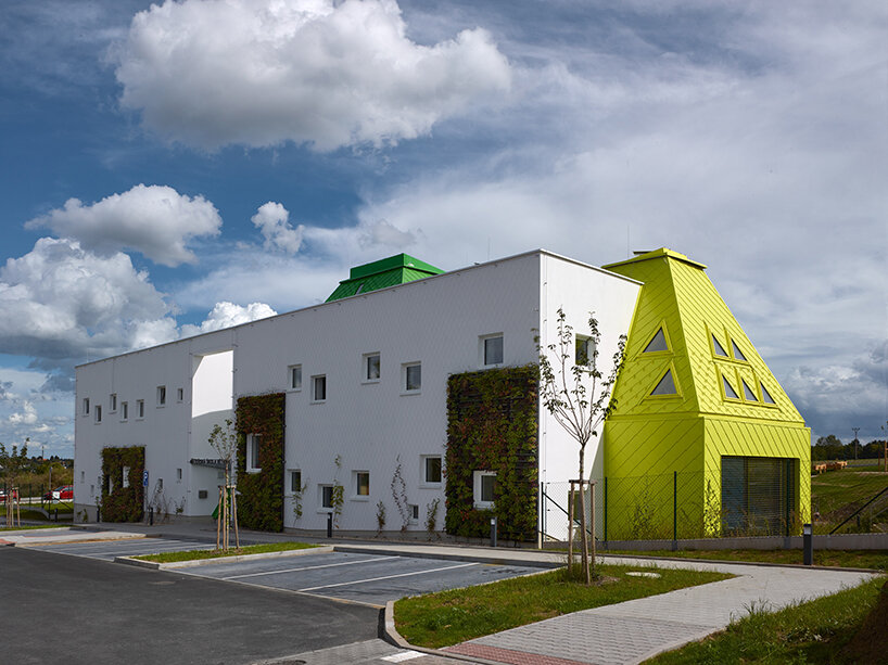 Výrazné a barevné „boudy“ určují design Mateřské školy Architektura v České republice