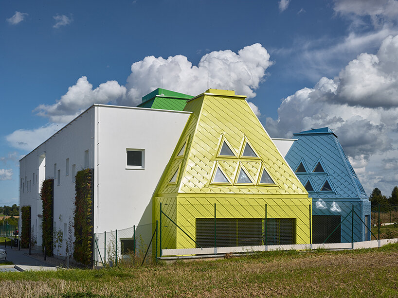 'กระท่อม' สีสันสดใสที่ยื่นออกมากำหนดการออกแบบโรงเรียนอนุบาลของสถาปนิกในสาธารณรัฐเช็ก
