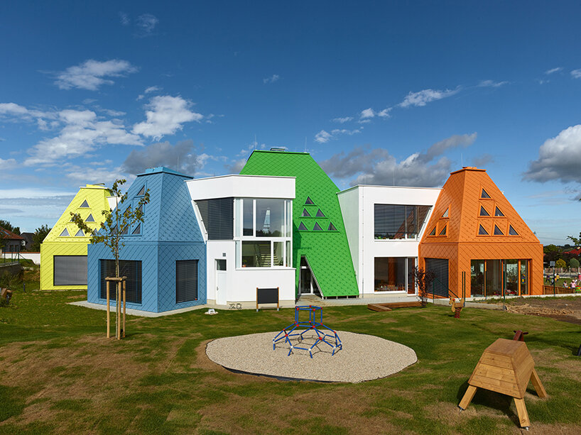 'กระท่อม' สีสันสดใสที่ยื่นออกมากำหนดการออกแบบโรงเรียนอนุบาลของสถาปนิกในสาธารณรัฐเช็ก