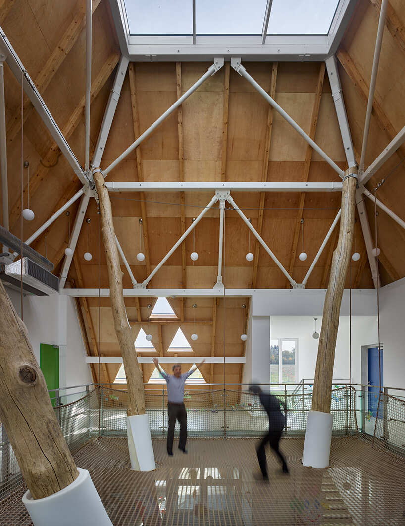 protruding, colored 'sheds' envelop architektura's kindergarten design in czechia