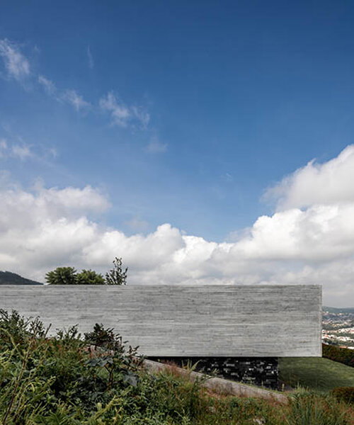 jaime juárez shapes 'casa becker' as two concrete blocks reaching for the mexican horizon