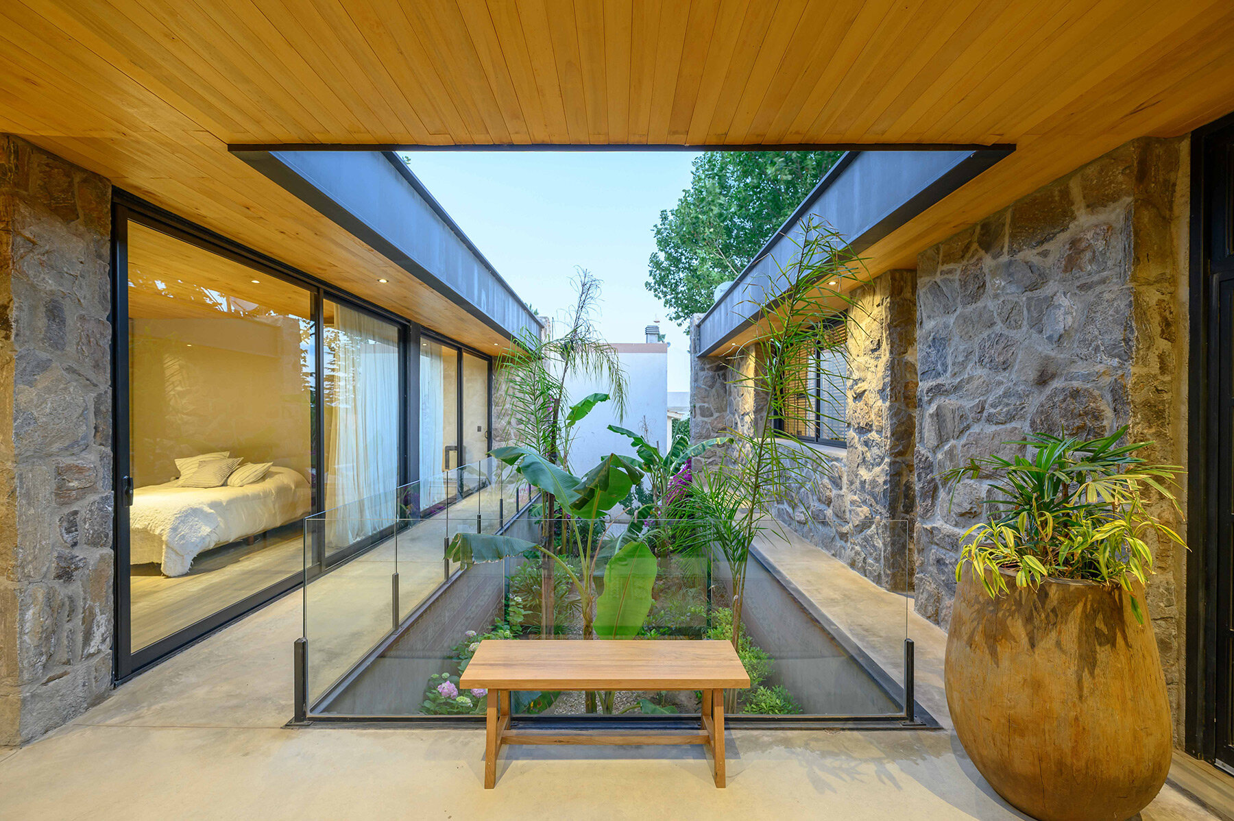 casa-piedra-trebucq-sirena-gonzalo-viramonte-argentina-designboom-08a