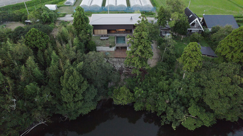 suppose design workplace nestles ‘daichi isumi’ alongside japanese river