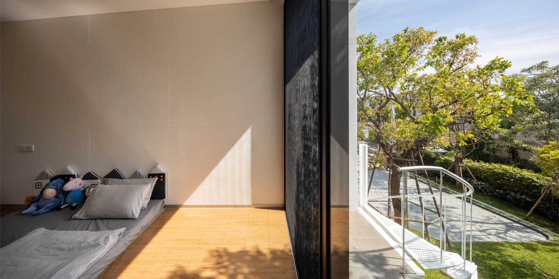 fattstudio-phattanakarn-44-house-extension-designboom-ban