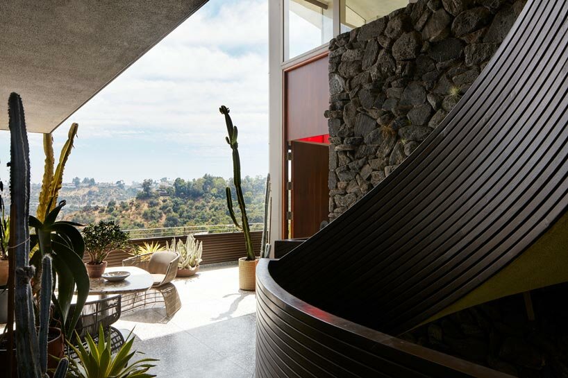 Suspendu sur pilotis au sommet d'une colline de Los Angeles, le joyau moderniste de John Lautner est coté 16 millions de dollars