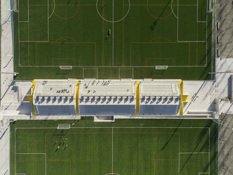 Resumo Complexo completo de treinamento de futebol em um anfiteatro vibrante em Aveiro, Portugal