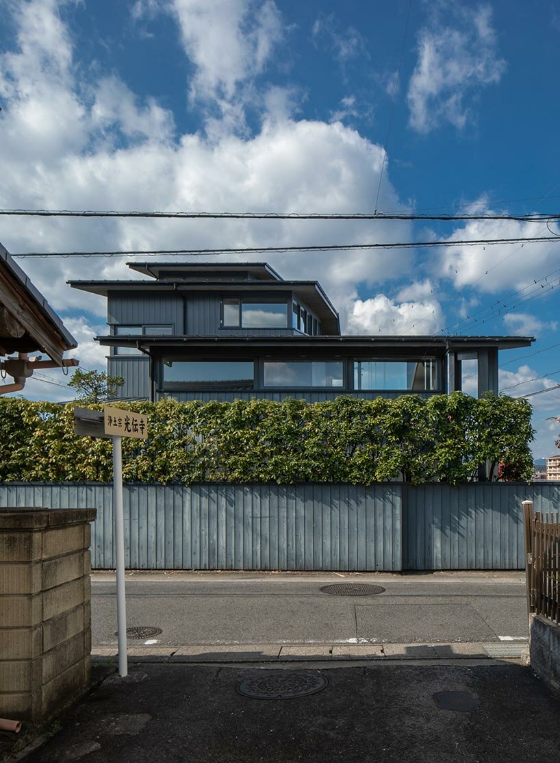 překrývající se sedlové střechy umožňují otevřenost pro „vedoucí dům“ od FORM kouichi kimura architekti