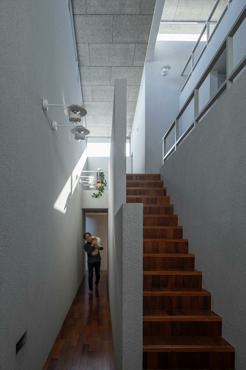 překrývající se sedlové střechy umožňují otevřenost pro „vedoucí dům“ od FORM kouichi kimura architekti