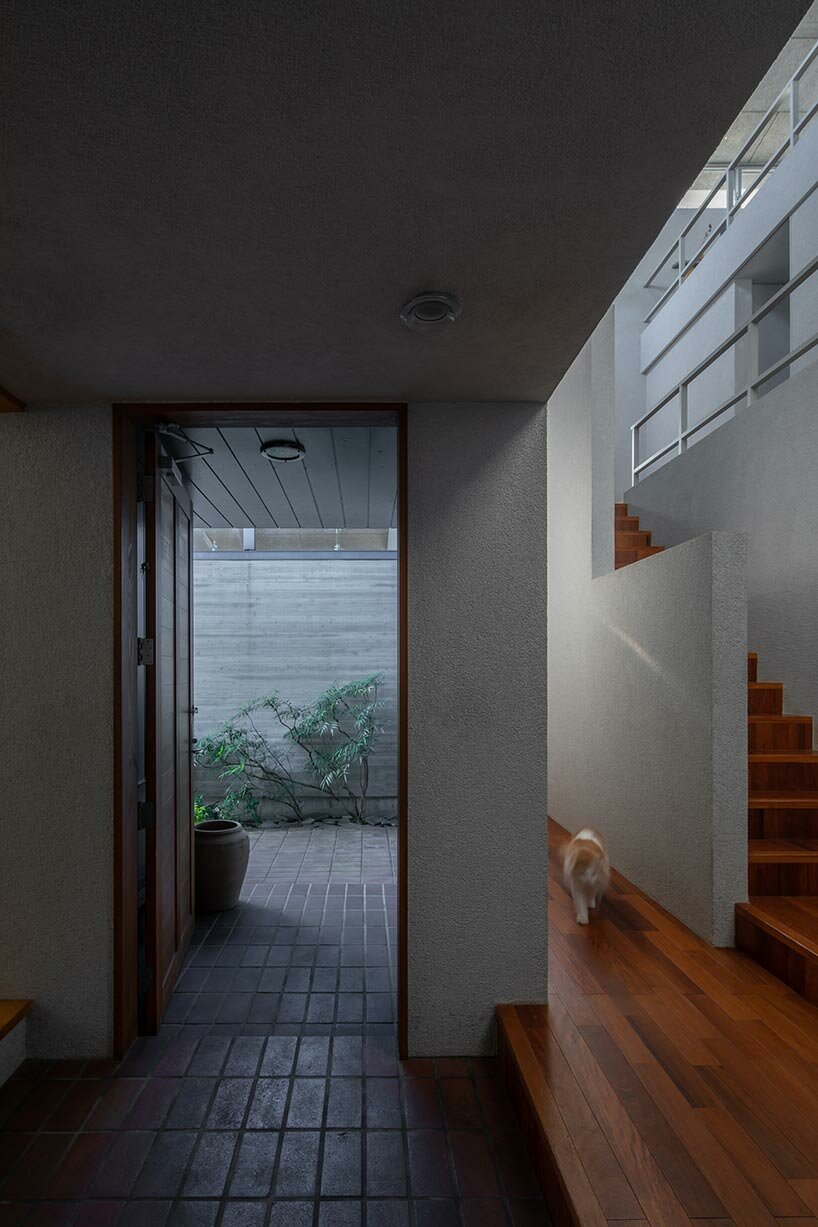 překrývající se sedlové střechy umožňují otevřenost pro „vedoucí dům“ od FORM / kouichi kimura