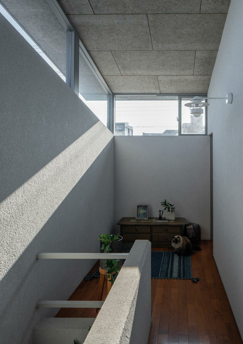 překrývající se sedlové střechy dodávají přednímu domu od FORM kouichi kimura architekti otevřenost