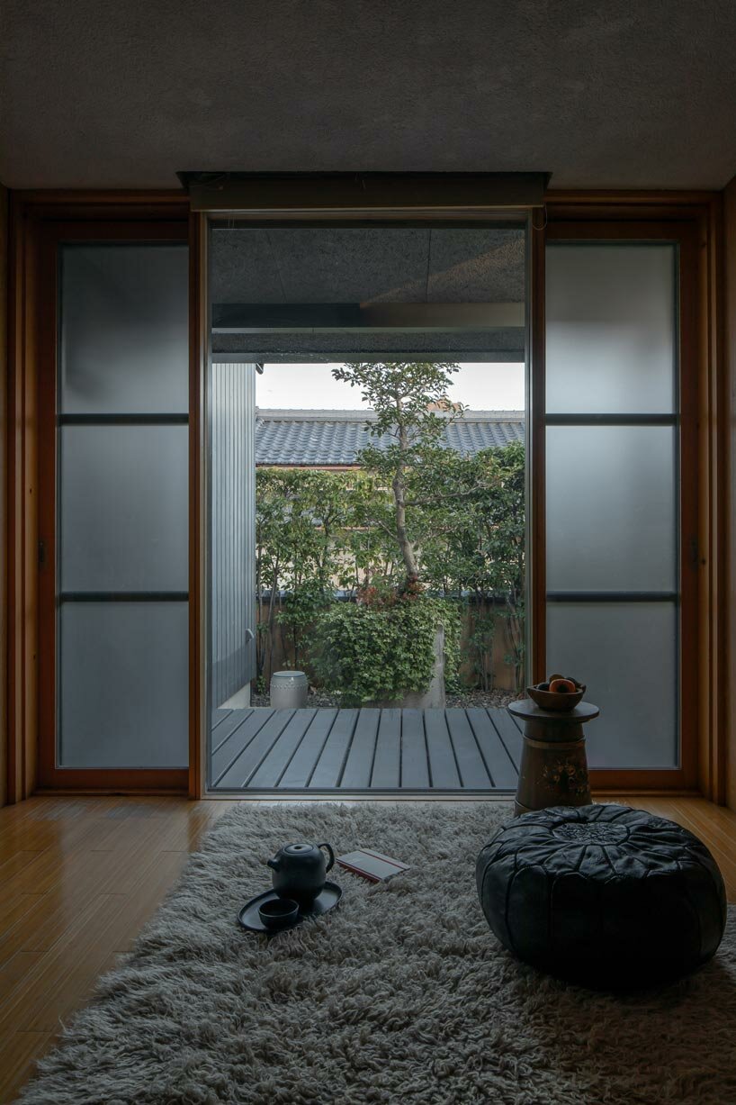 překrývající se sedlové střechy umožňují otevřenost pro „vedoucí dům“ od FORM / kouichi kimura
