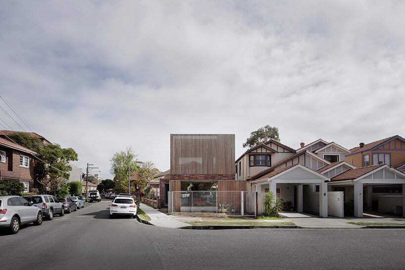 filigree-like timber screens envelop ‘north bondi home’ in australia