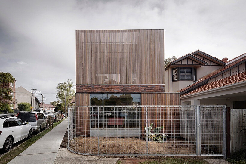 anthony gill envelops renovated house in australia with filigree-like timber screens