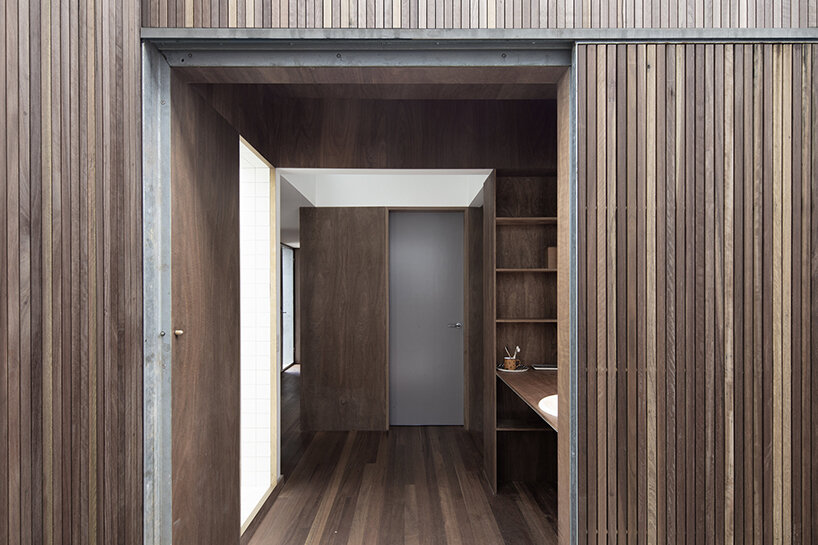 anthony gill envelops renovated house in australia with filigree-like timber screens