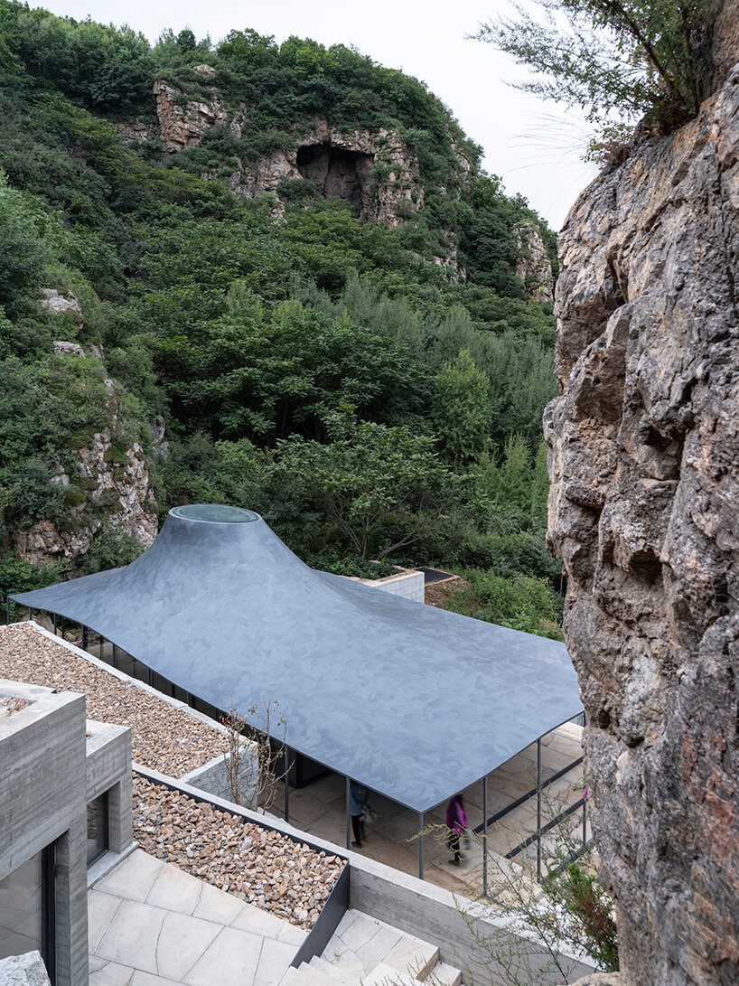 Un soffitto scolpito in fibra di carbonio illumina la sala di meditazione dell'Atelier Deschus in Cina