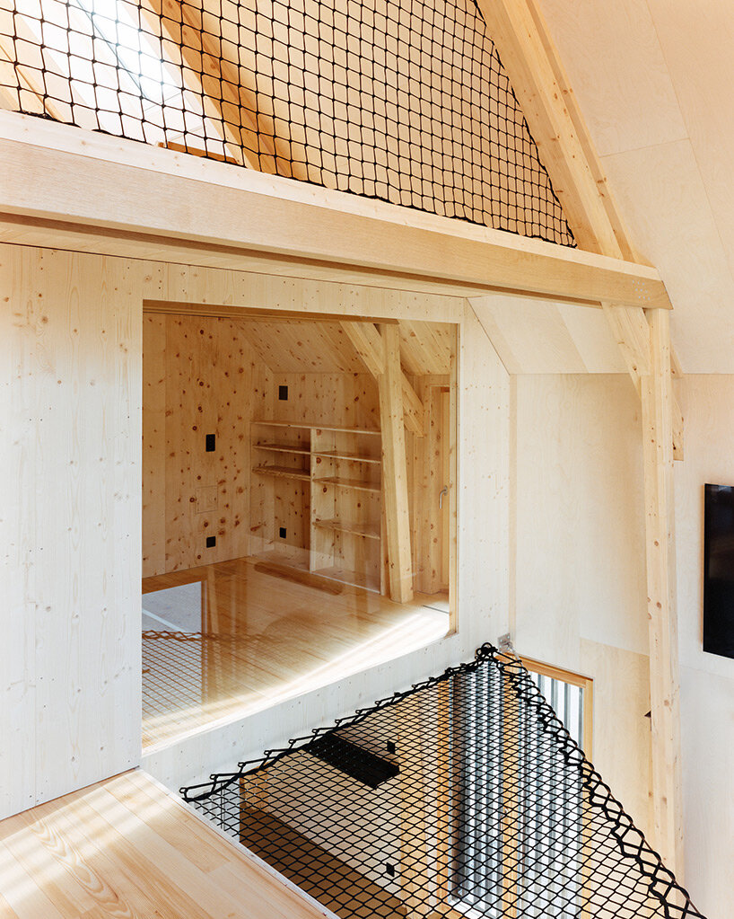 Lucas Lenherr verwandelt eine Scheune aus den 1850er-Jahren in der Schweiz in ein Wohnhaus mit einem Interieur ganz aus Holz