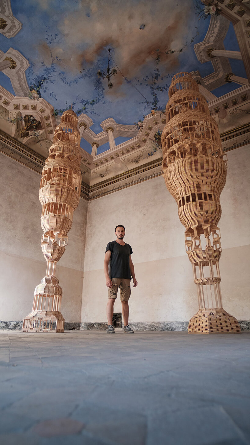 raffaele salvoldi tvaruje věžovité instalace pomocí „tisíců prken, uzamčených gravitací“