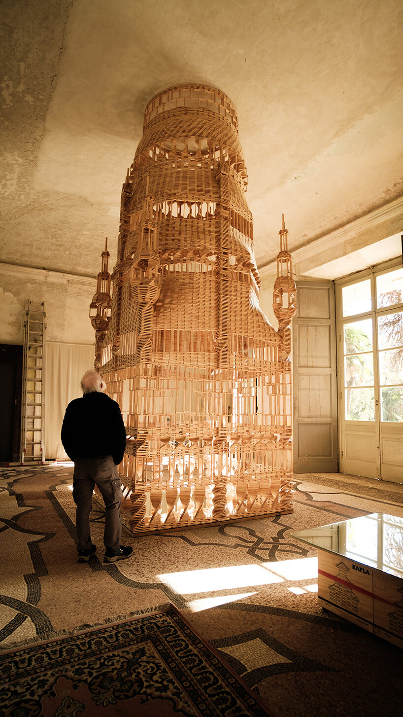 raffaele salvoldi tvaruje věžovité instalace pomocí „tisíců prken, uzamčených gravitací“