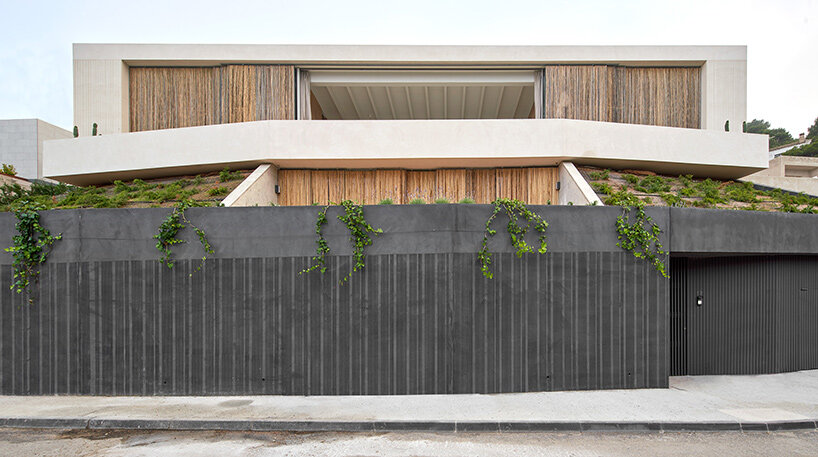 05 AM arquitectura crafts a bamboo facade for its house in aiguablava, spain
