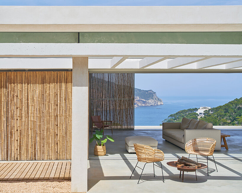 05 AM arquitectura crafts a bamboo facade for its house in aiguablava, spain