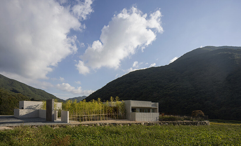 ‘gyeongjuok’ home brings a bamboo backyard to a bucolic meadow