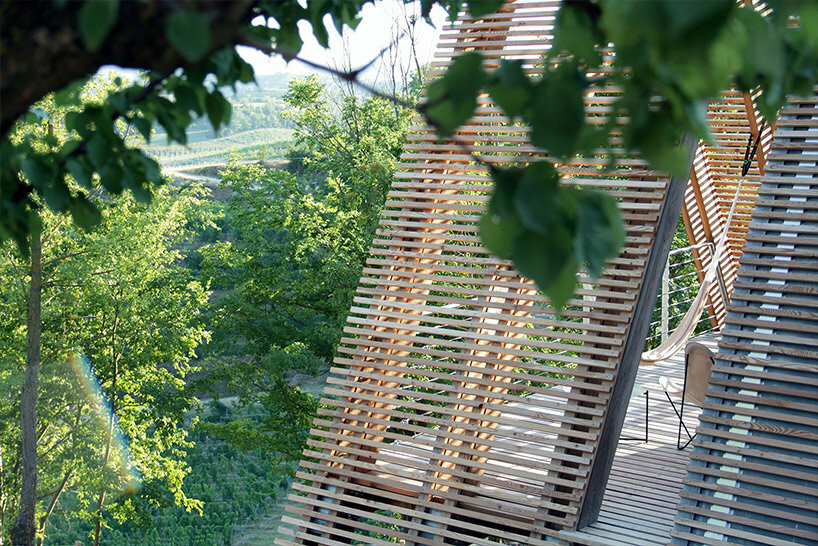 atelier LAVIT vkládá ekologické dřevěné chatky do vinic a lesů italského venkova 