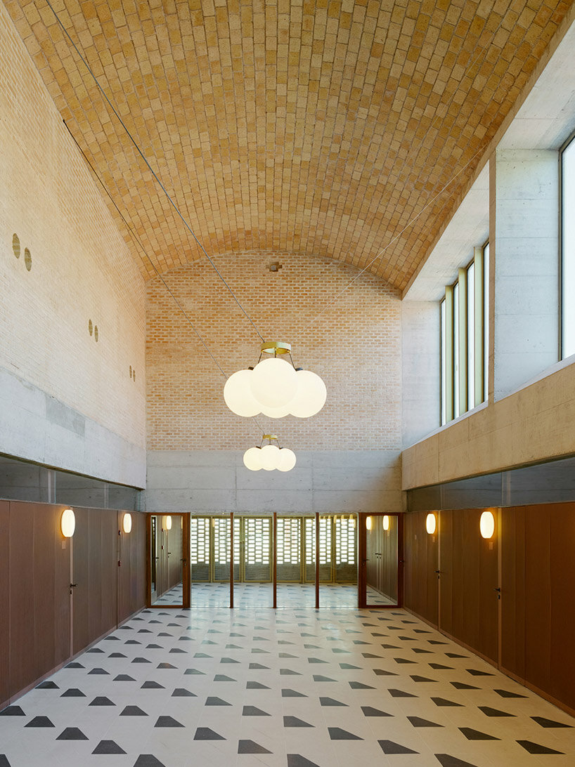 cihlová stavba ve tvaru kaple obklopuje zdravotní středisko BAAS arquitectura v barceloně