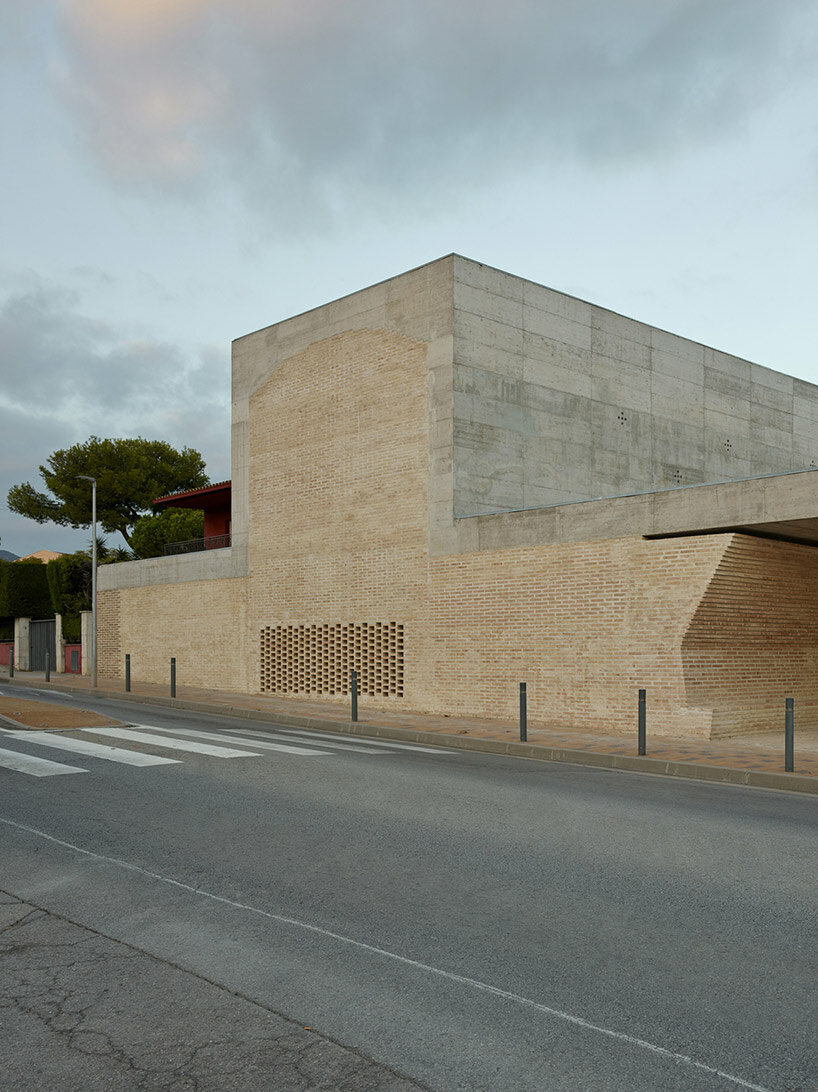 cihlová stavba ve tvaru kaple obklopuje zdravotní středisko BAAS arquitectura v barceloně