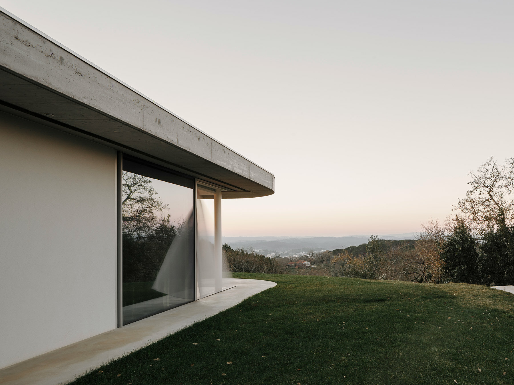 bruno-lucas-casa-chouso-portugal-designboom-001800