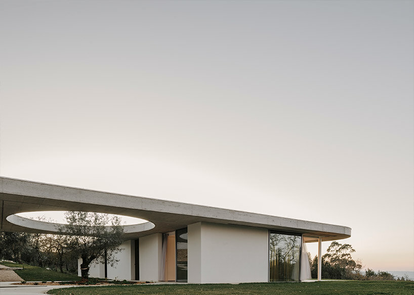 betonové geometrie objímají bruno dias' casa chouso v portugalsku