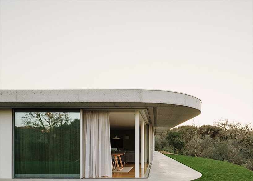 betonové geometrie objímají bruno dias' casa chouso v portugalsku