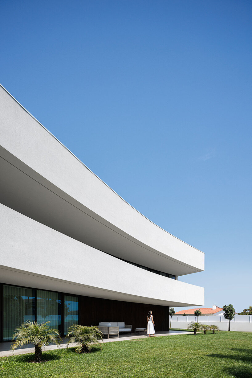 frari composes 'casa 109' in portugal as a sweeping, horizontal volume