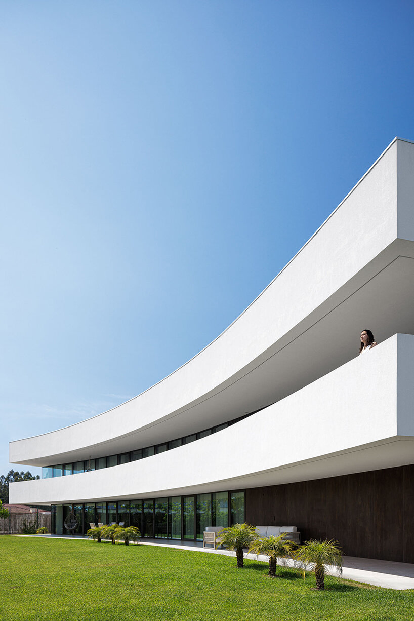 frari composes 'casa 109' in portugal as a sweeping, horizontal volume