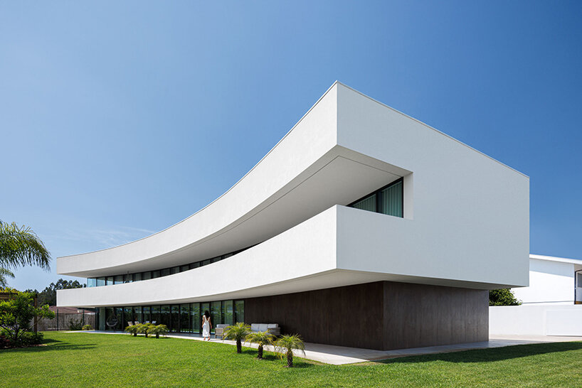 frari composes 'casa 109' in portugal as a sweeping, horizontal volume