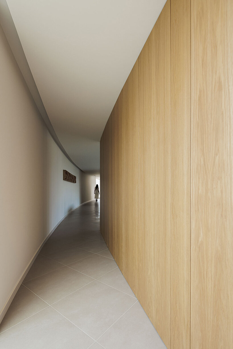 frari composes 'casa 109' in portugal as a sweeping, horizontal volume