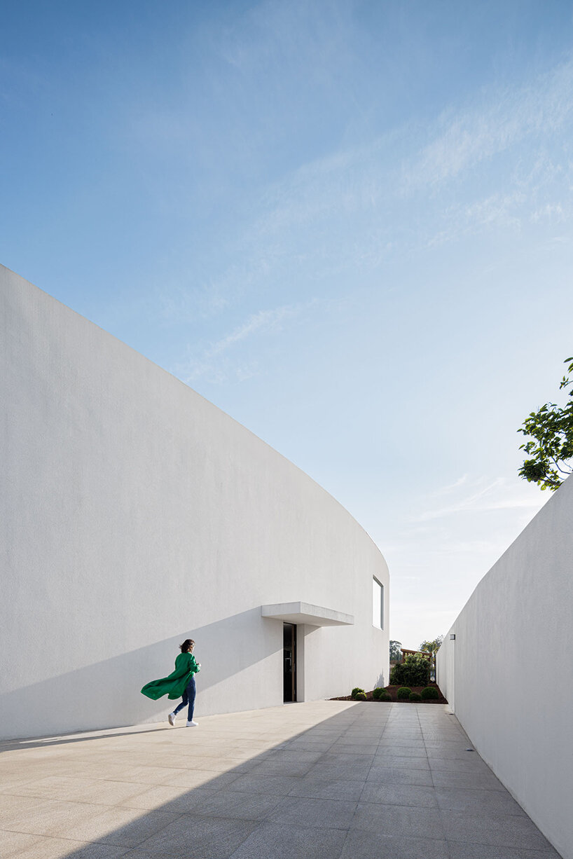 frari composes 'casa 109' in portugal as a sweeping, horizontal volume