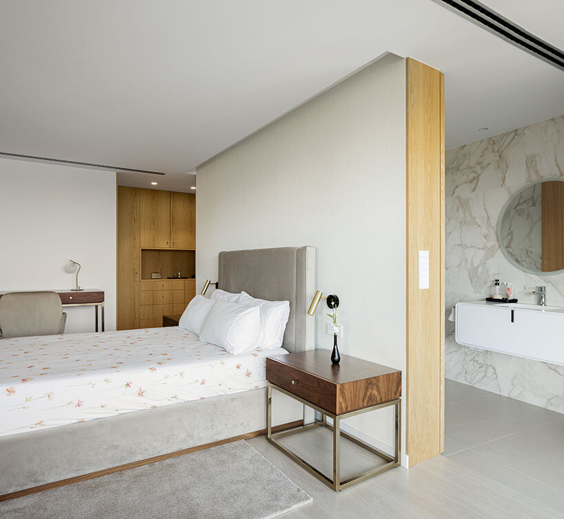 frari composes 'casa 109' in portugal as a sweeping, horizontal volume