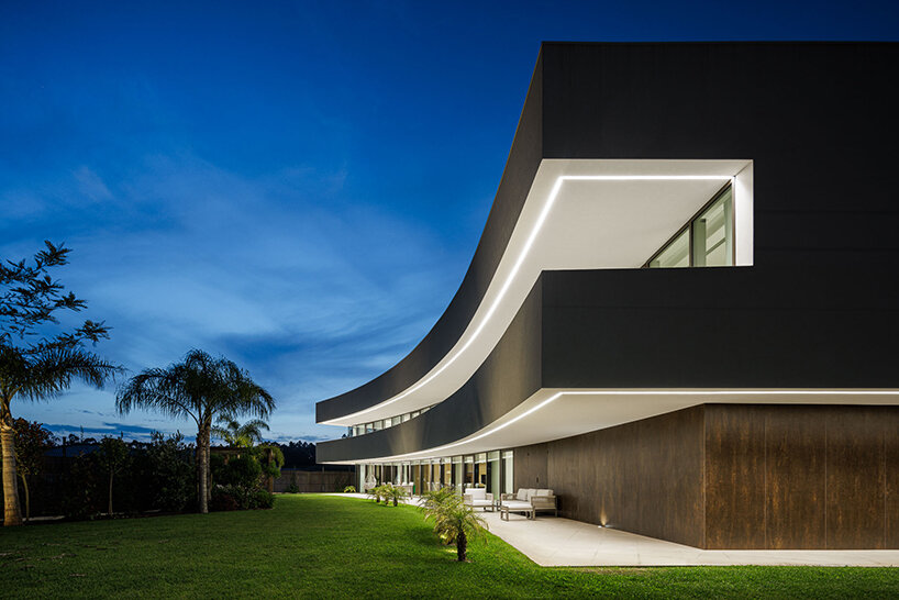 frari composes 'casa 109' in portugal as a sweeping, horizontal volume