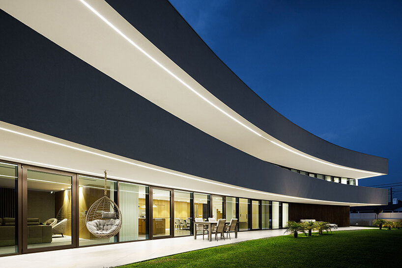 frari composes 'casa 109' in portugal as a sweeping, horizontal volume