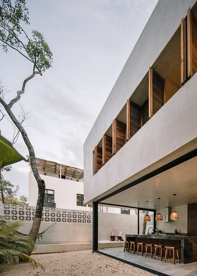 recoveco designed “Casa Coral” as a permeable, monolithic dwelling in Mexico