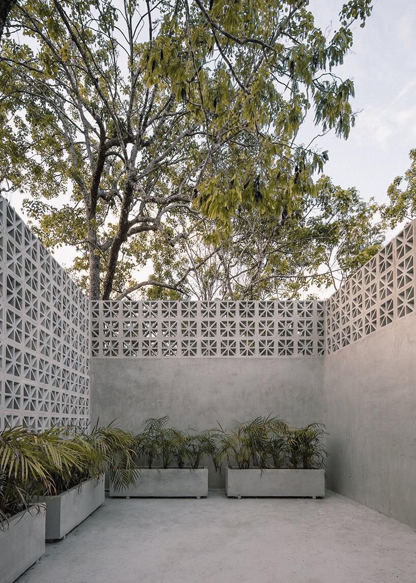 recoveco designed “Casa Coral” as a permeable, monolithic dwelling in Mexico