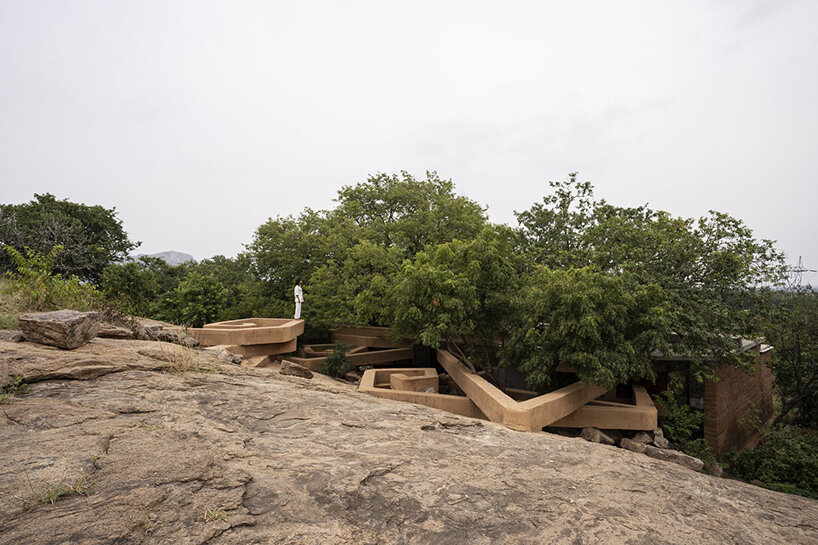 Podzemní dům zdířů v Indii odhaluje vířící vrstvy prefabrikovaných sutin a odpadu