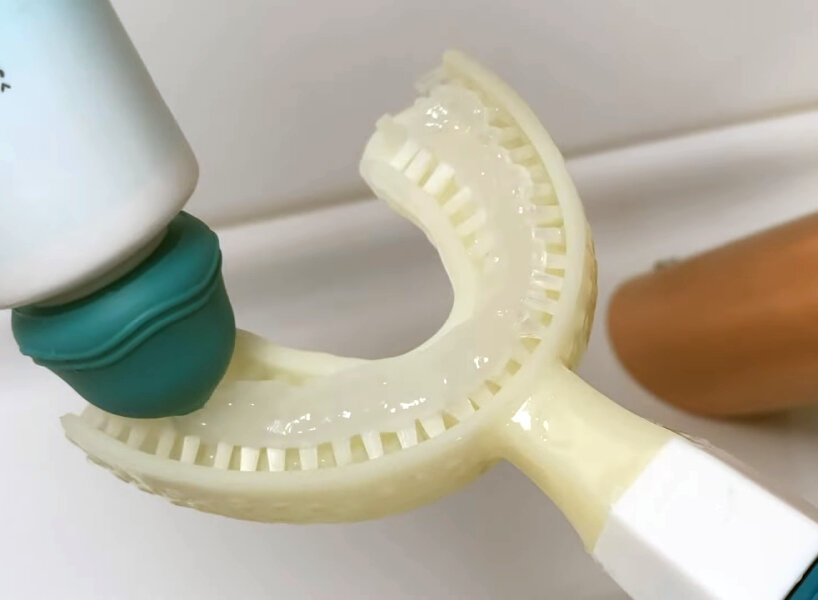 adding toothpaste in the mouthpiece part