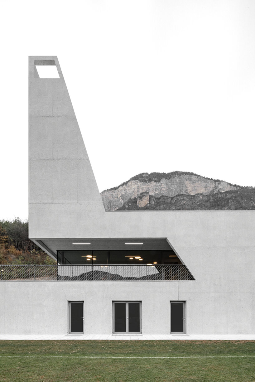 L'alto centro sportivo in cemento di modusarchitects divide la montagna italiana