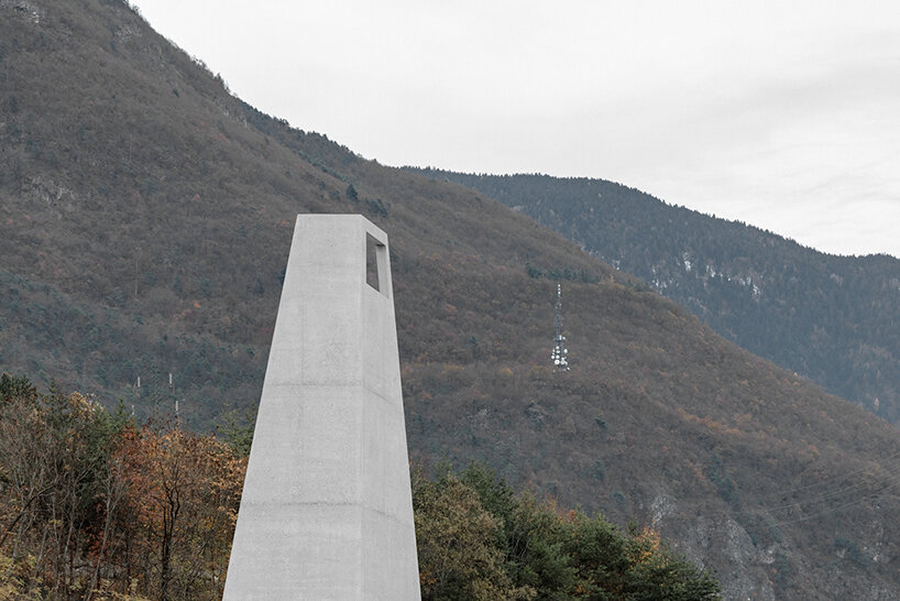 L'alto centro sportivo in cemento di modusarchitects divide la montagna italiana