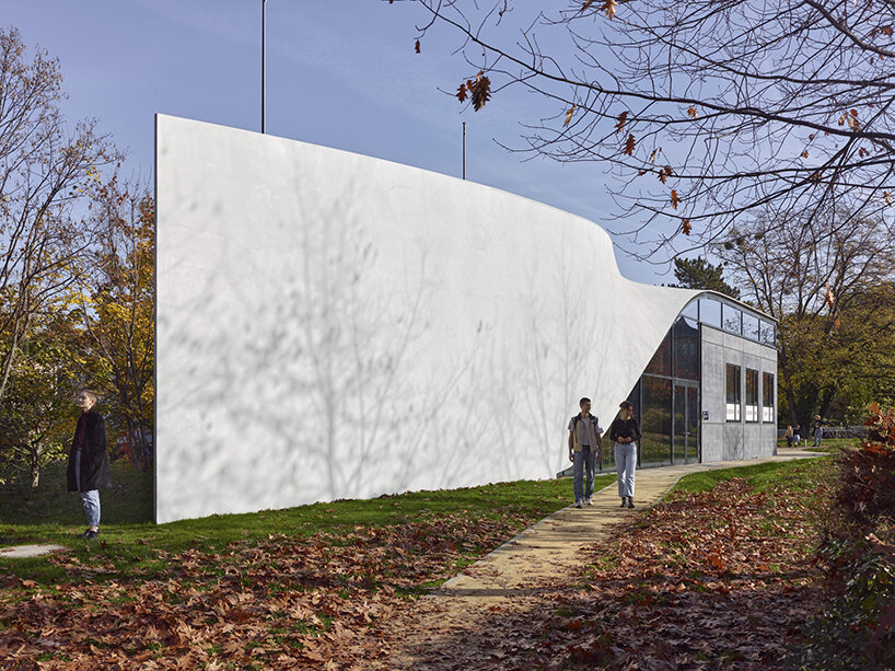 HENN představuje v Drážďanech první budovu z uhlíkového betonu na světě
