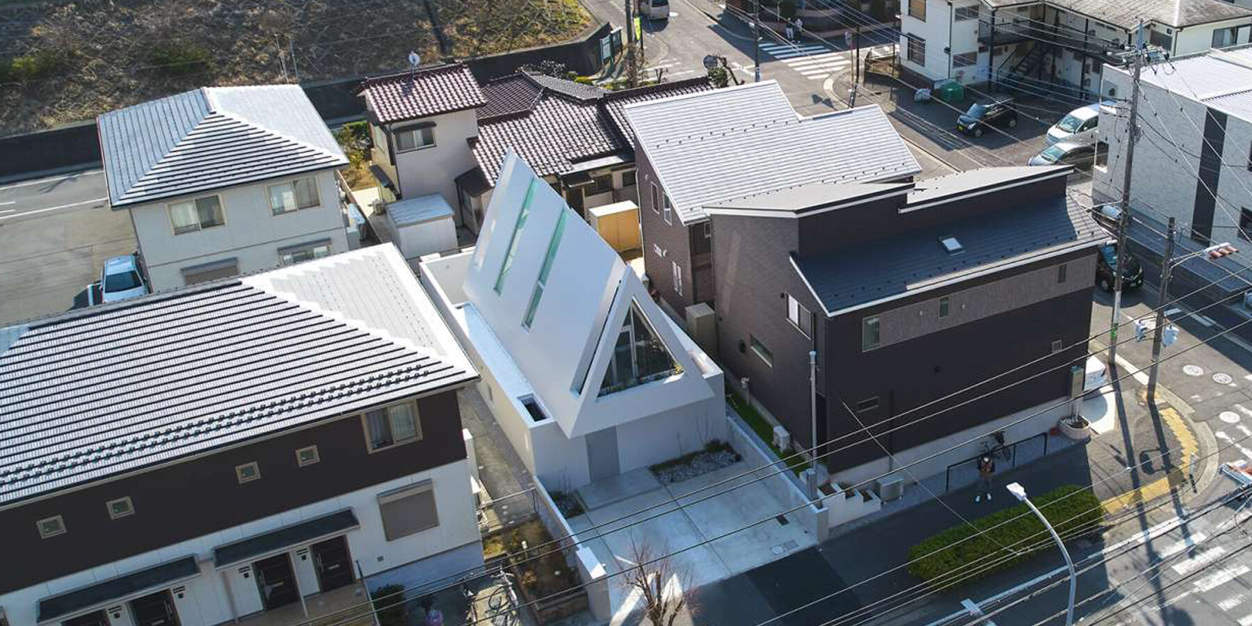 a triangular atrium crowns 'house in yokohama' by airhouse