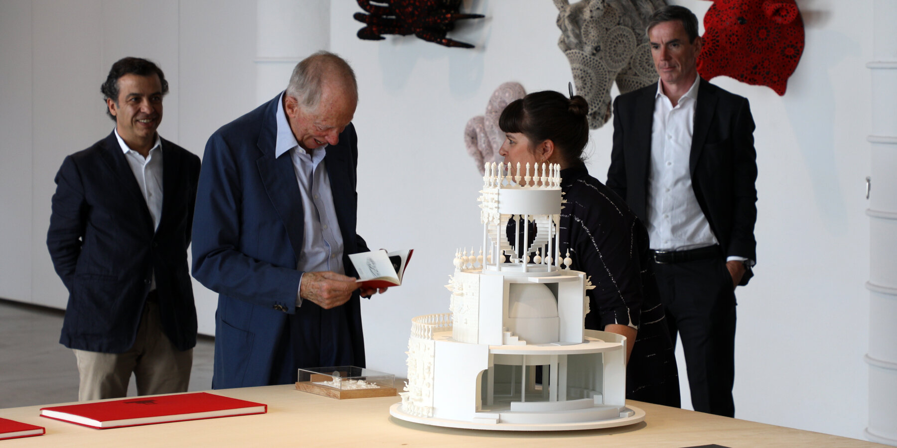 joana-vasconcelos-wedding-cake-sculpture-waddesdon-manor-designboom-ban