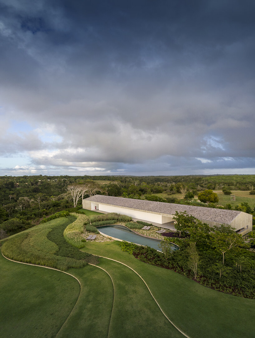 Studio MK27's 'casa vista' stretches far across the coastal landscape of north-east Brazil