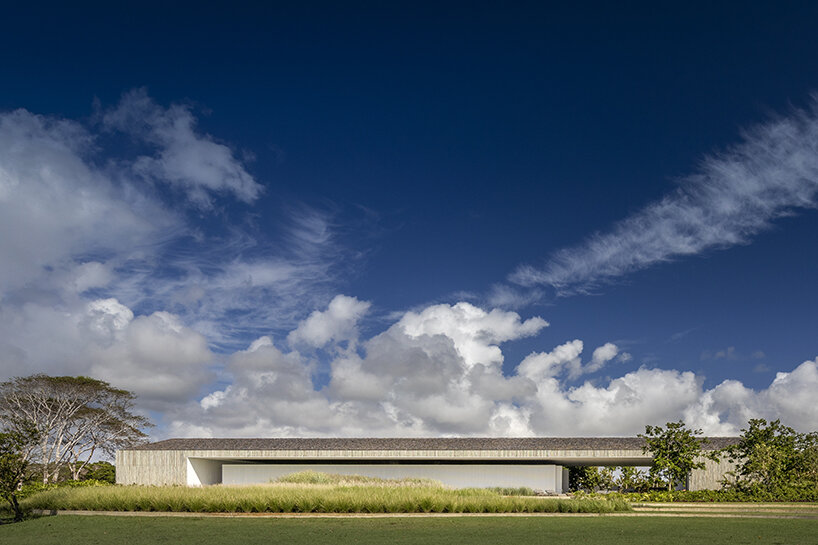 A 'Casa Vista' do Studio MK27 se espalha dramaticamente pela paisagem costeira do nordeste do Brasil.